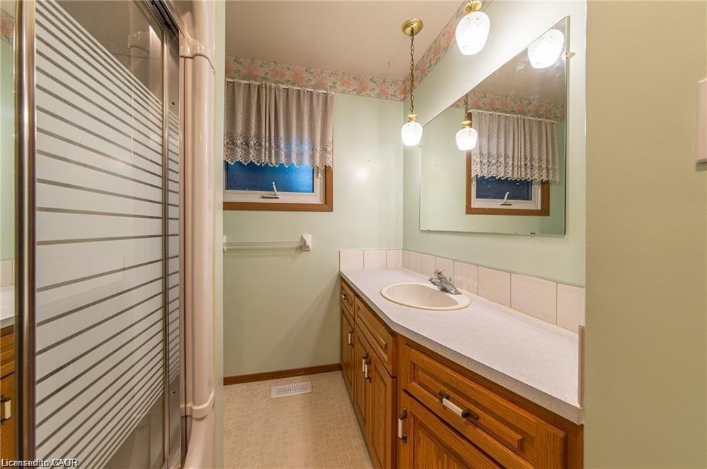 House in Waterloo, Ontario, Canada 5 - 17942674