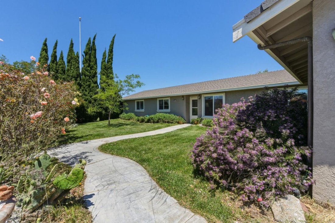 House in Hollister, California, United States 1 - 17937138