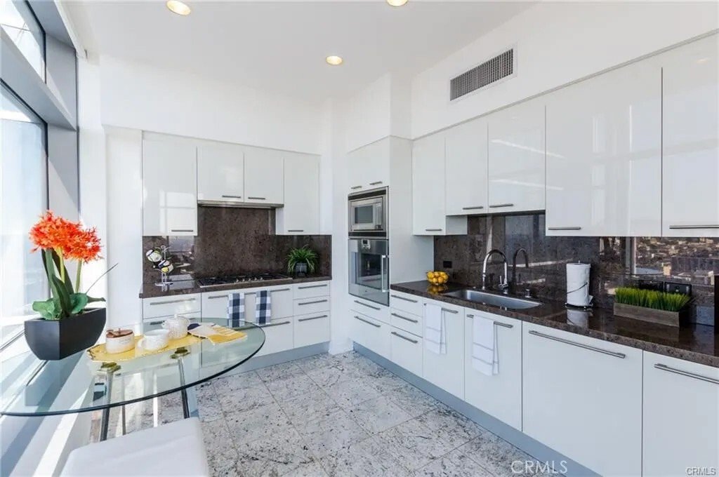 Condo in Los Angeles, California, United States 3 - 17435374
