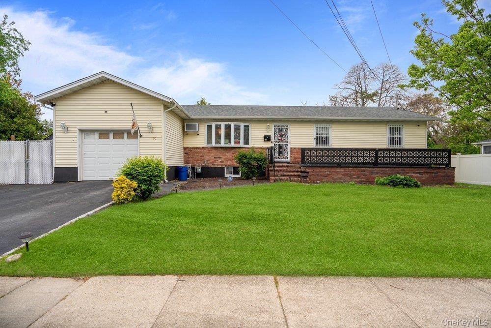 House in Central Islip, New York, United States 1 - 17939674