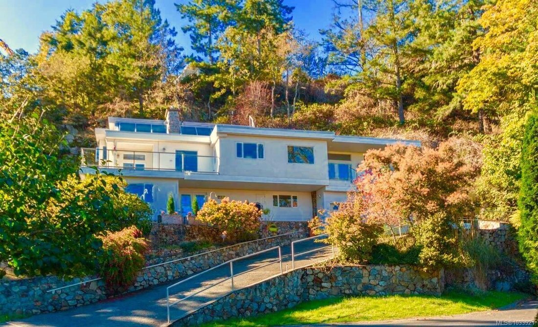 House in Saanich, British Columbia, Canada 1 - 17942707