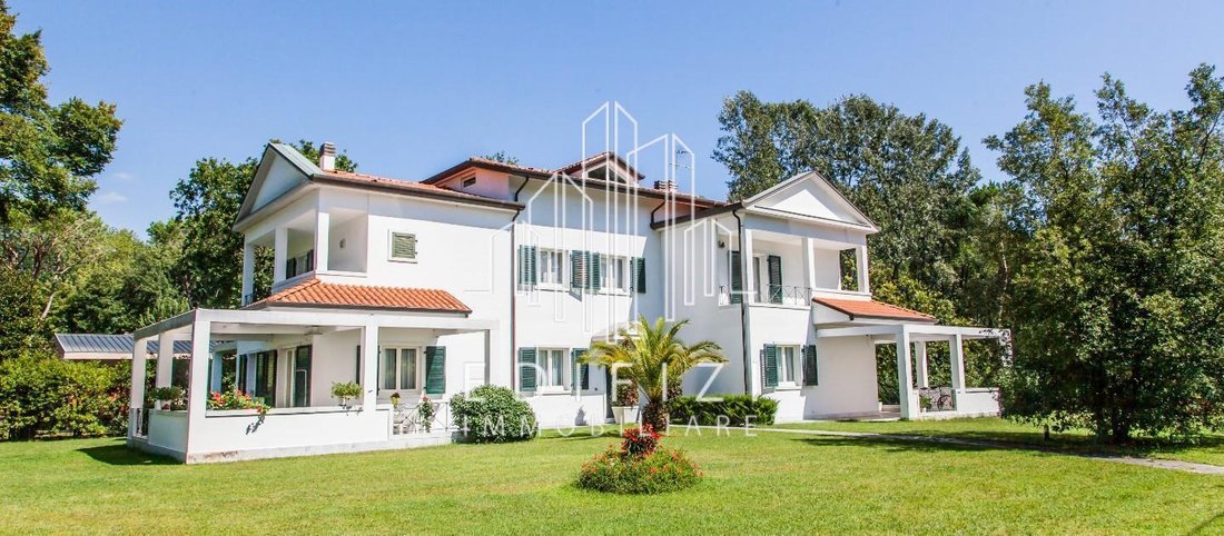 Villa in Ronchi, Massa, Italy 1 - 17944501