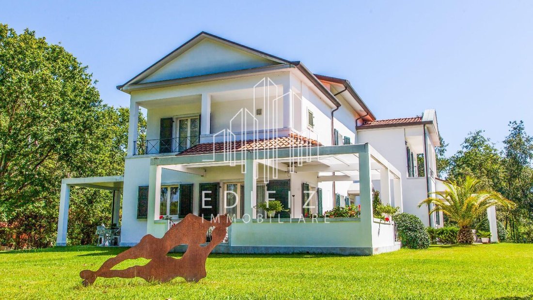 Villa in Ronchi, Massa, Italy 2 - 17944501