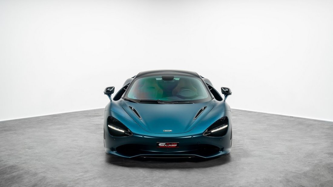 Cabriolet in Dubai, United Arab Emirates 3 - 17946054