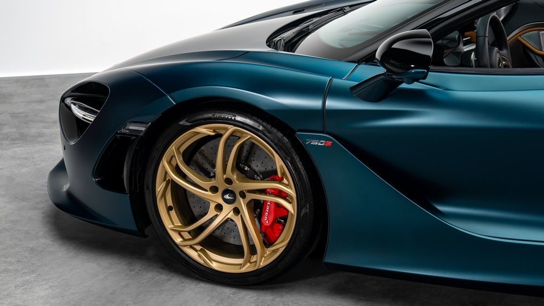Cabriolet in Dubai, United Arab Emirates 4 - 17946054