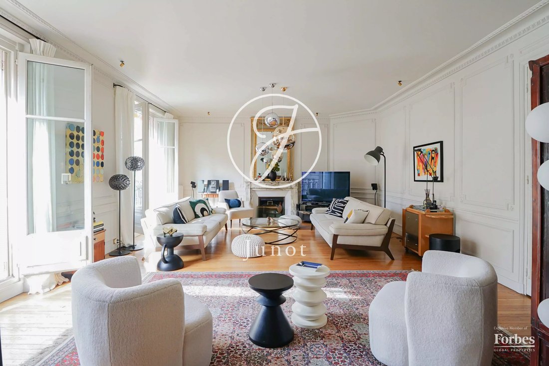 Apartment in Saint Thomas d'Aquin, Paris 7e Arrondissement, Paris 4 - 17422800