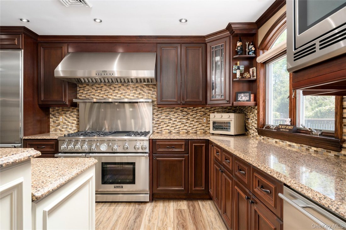 House in East Northport, New York, United States 3 - 17945672