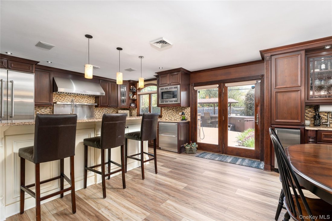 House in East Northport, New York, United States 2 - 17945672