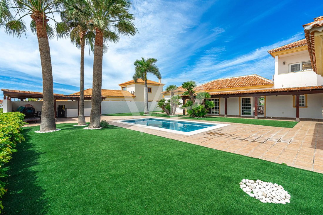 Villa in San Miguel de Abona, Canary Islands, Spain 2 - 17946480