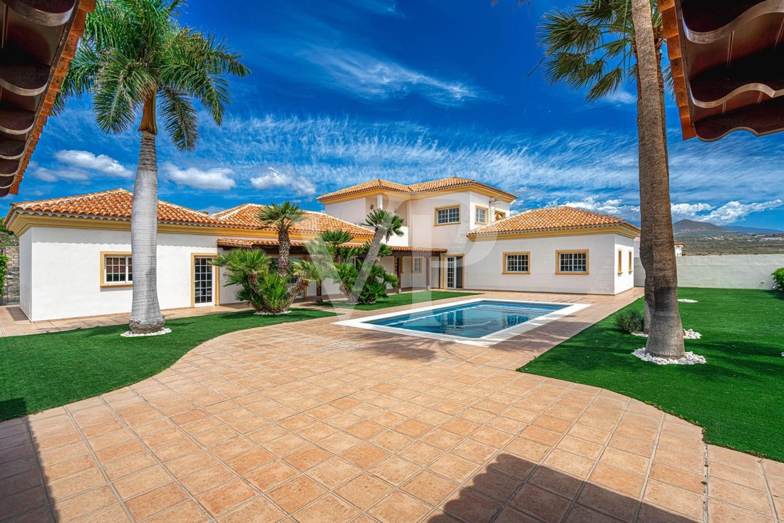 Villa in San Miguel de Abona, Canary Islands, Spain 1 - 17946480