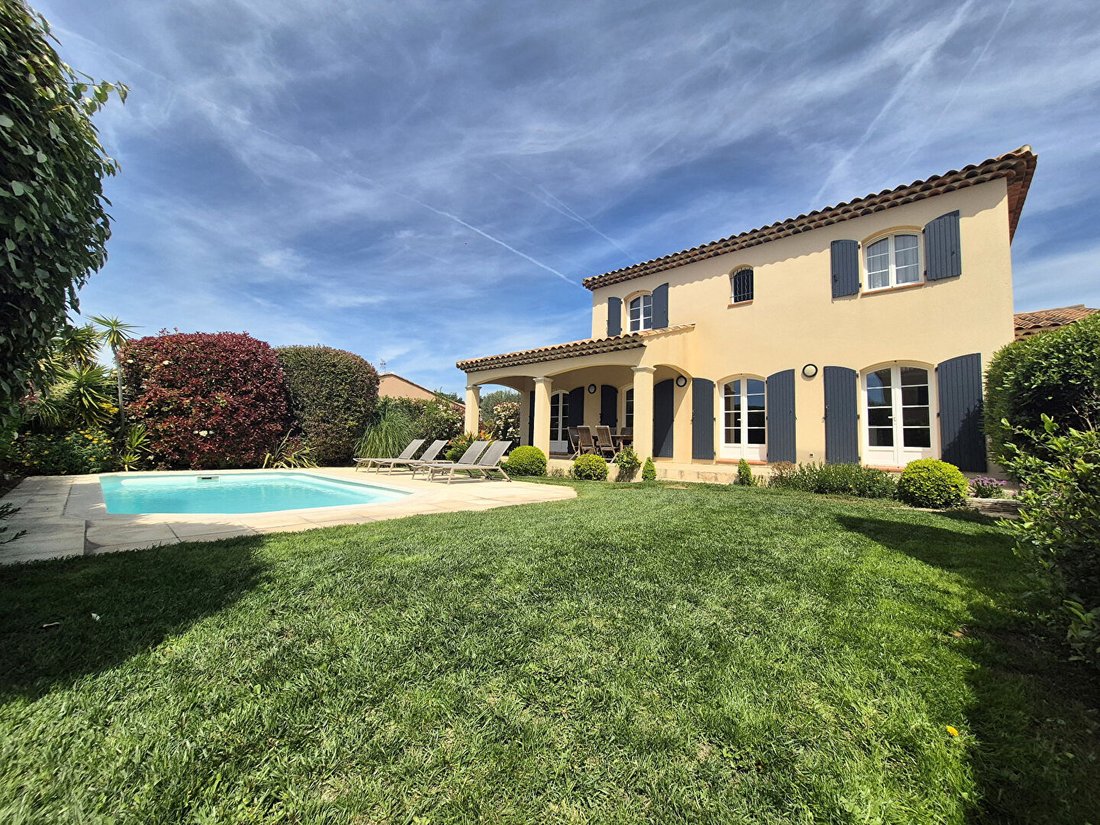 Villa in Saint-Cyr-sur-Mer, Provence-Alpes-Côte d'Azur, France 1 - 17946316