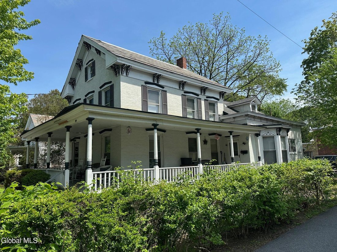 Glens Falls, New York, United States 2 - 17951428
