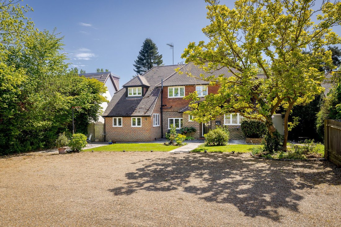 House in Godstone, England 1 - 17947175
