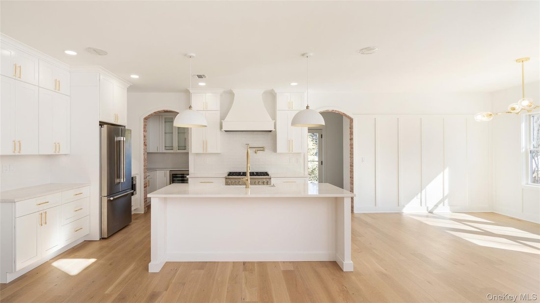 House in Manorville, New York, United States 4 - 17953769