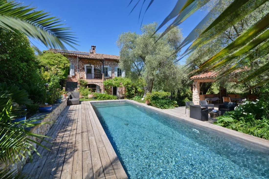 Villa in Nord, Roquefort-les-Pins, France 2 - 17947418