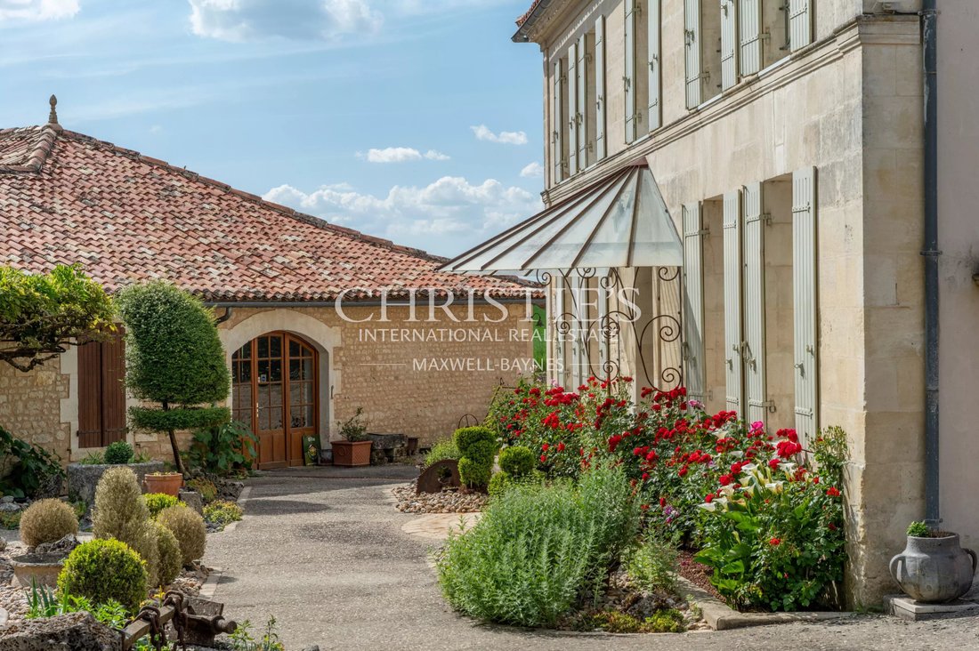 Estate in Jonzac, Nouvelle-Aquitaine, France 2 - 17949325