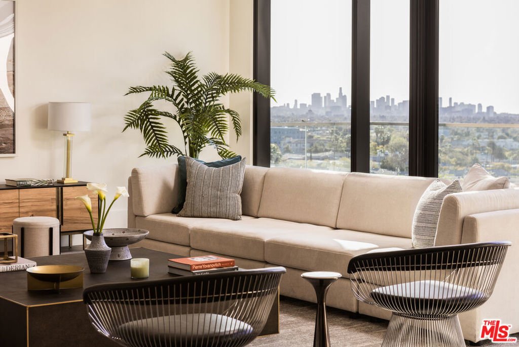 Condo in Los Angeles, California, United States 2 - 17953772