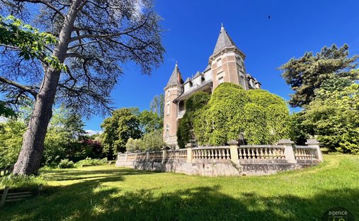 Chateau in La Fontaine du Bac, Clermont-Ferrand, Frankreich 1