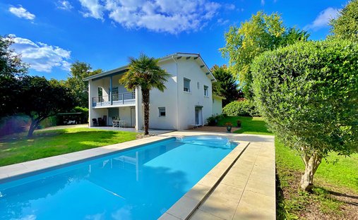 Villa in Latresne, Nouvelle-Aquitaine, France 1