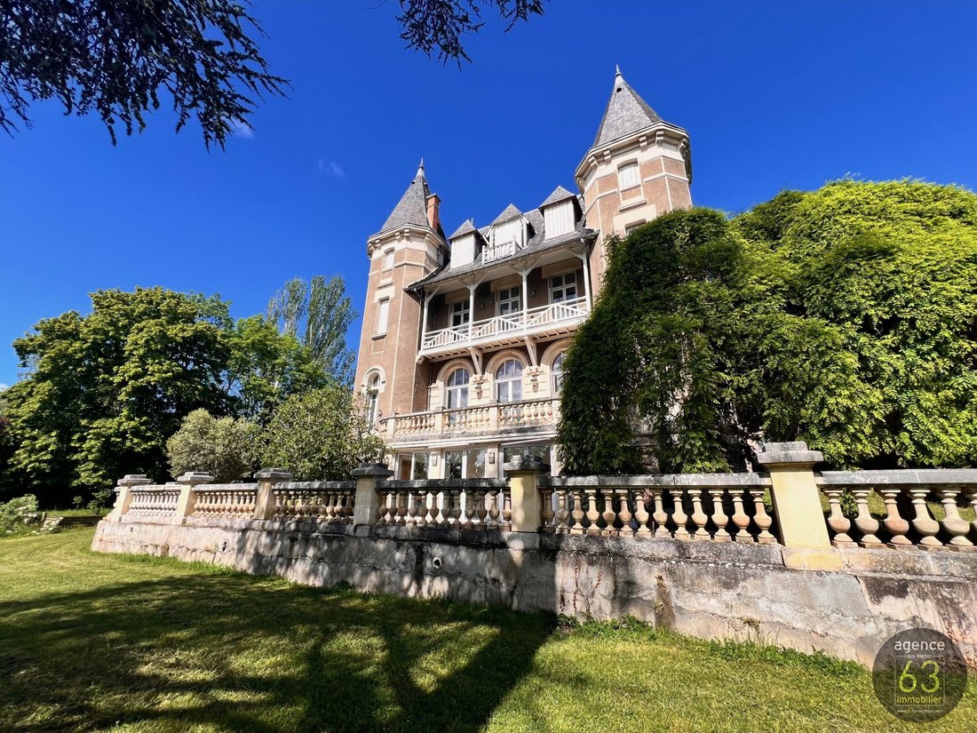 Chateau in La Fontaine du Bac, Clermont-Ferrand, France 1 - 17955358