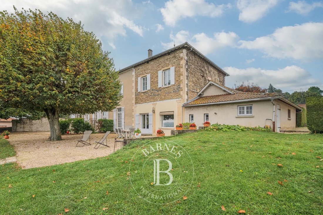 Finca en Maubec, Auvernia-Ródano-Alpes, Francia 1 - 16458720