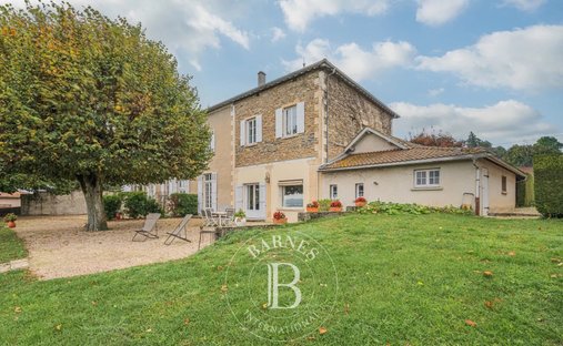 Estate in Maubec, Auvergne-Rhône-Alpes, France 1