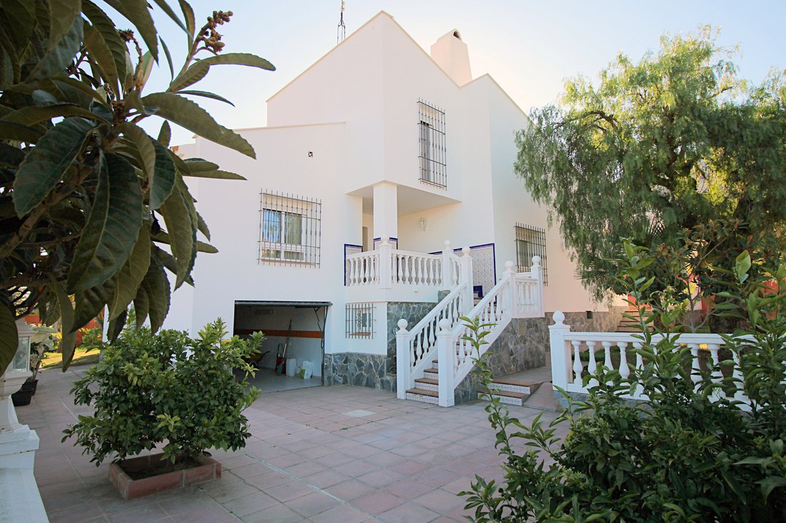 Villa in Alhaurin de la Torre, Andalusia, Spain 1 - 17949079