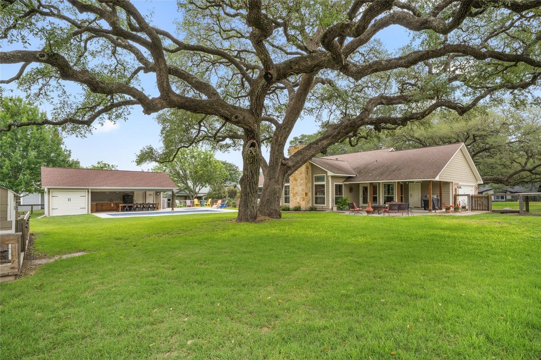 House in Flatonia, Texas, United States 2 - 17953124