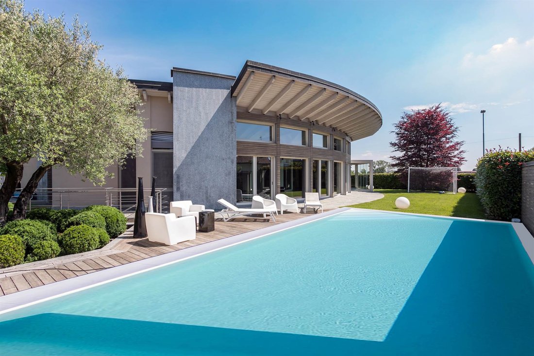 Villa in Carugate, Lombardy, Italy 2 - 17954246