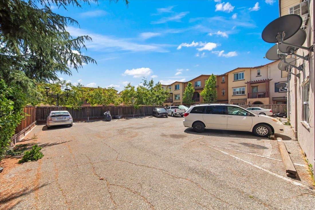Sunnyvale, California, United States 3 - 17952863