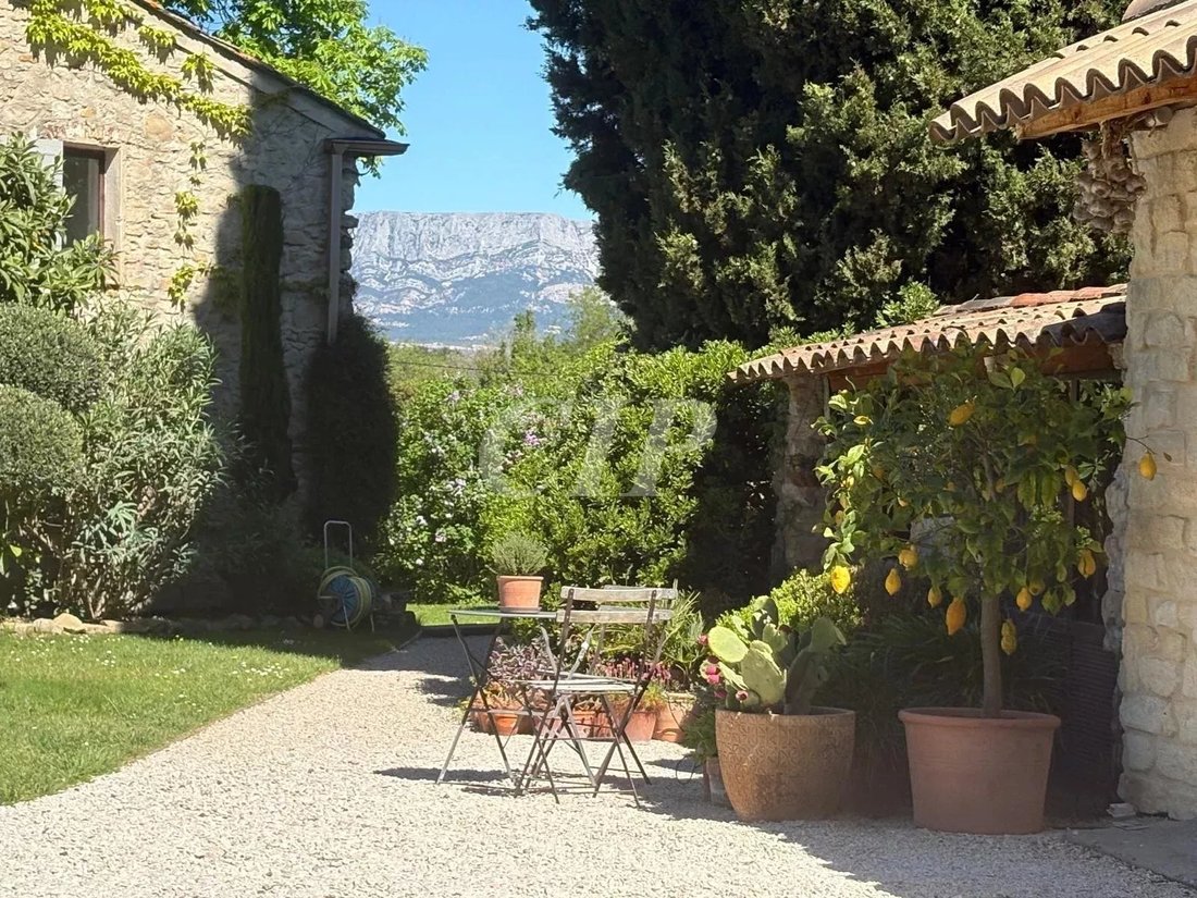 Country House in Trets, Provence-Alpes-Côte d'Azur, France 1 - 17948763