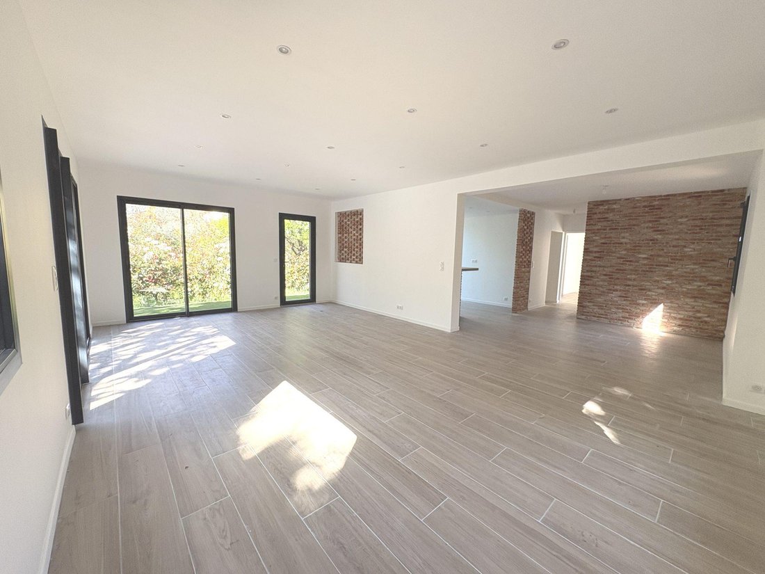 Villa in Aguillon, Toulon, France 2 - 17699926
