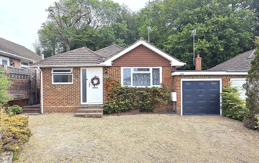 Bungalow in Scaynes Hill, Copthorne, England 2 - 17948791