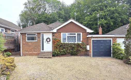 Bungalow in Scaynes Hill, Copthorne, England 1