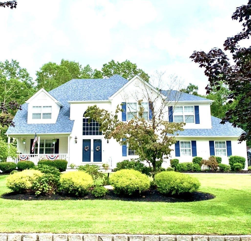 House in Manorville, New York, United States 1 - 17953798