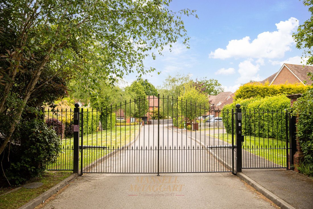 House in Felbridge, England 3 - 17949358