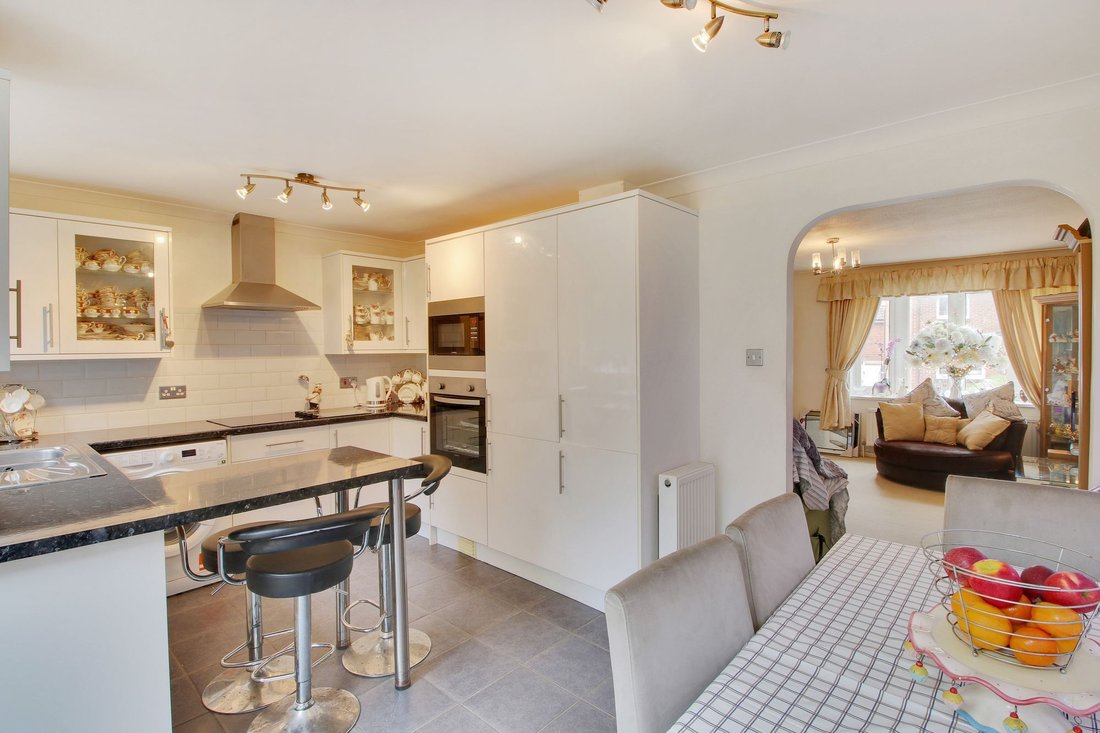 House in Ridgewood, Uckfield, England 2 - 17949076