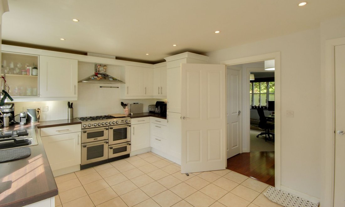 House in Bolnore, Haywards Heath, England 4 - 17948596