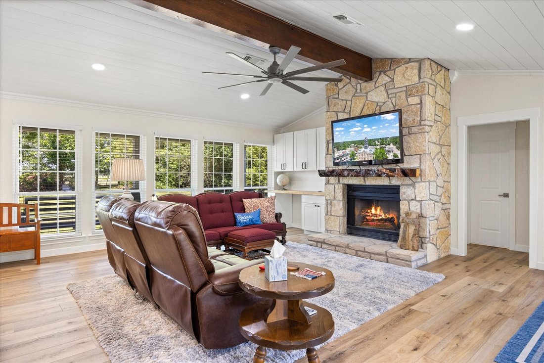 House in Granbury, Texas, United States 3 - 17954820