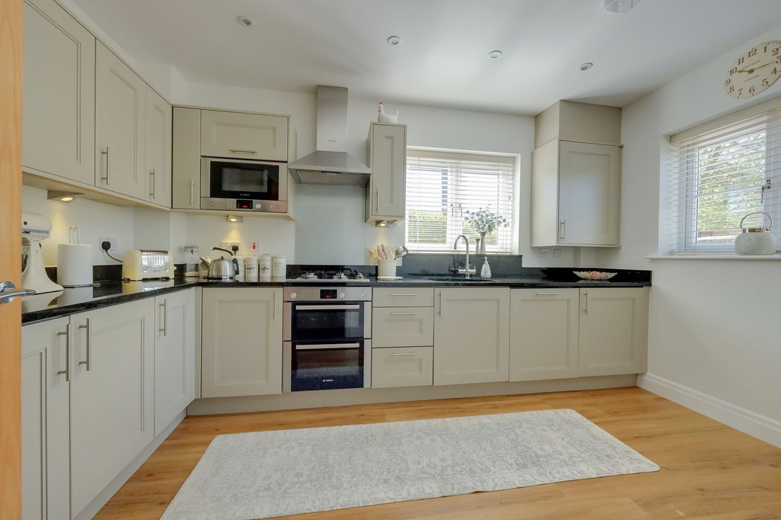House in Burgess Hill, England 5 - 17949165