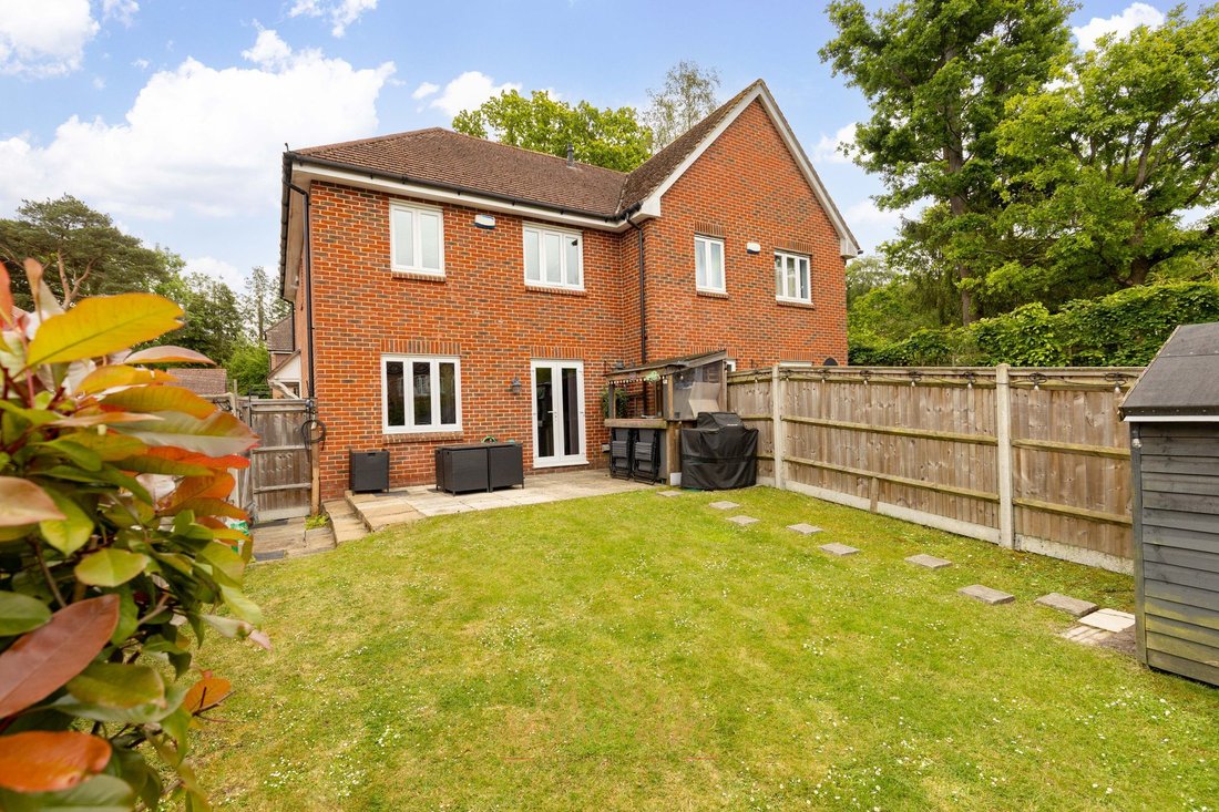 House in Felbridge, England 2 - 17949358