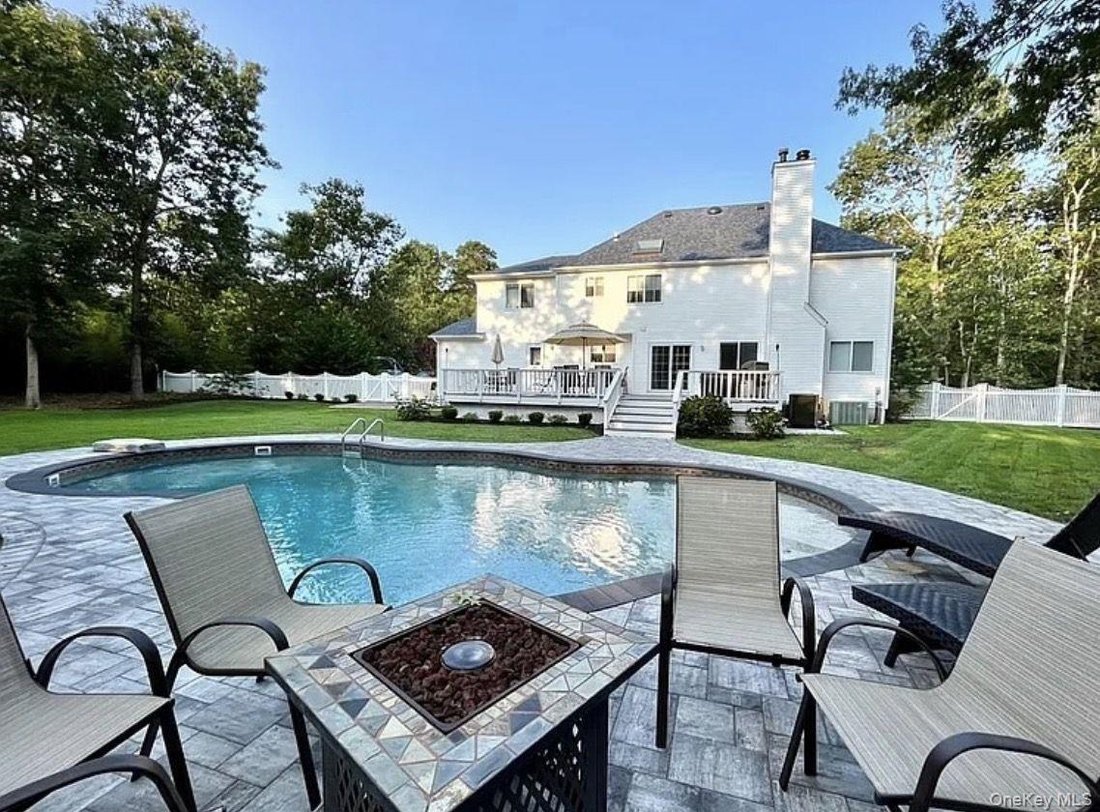 House in Manorville, New York, United States 2 - 17953798