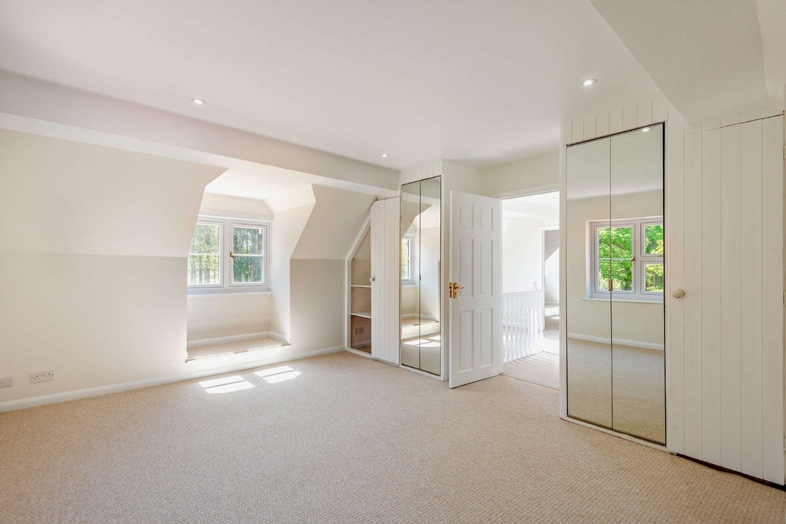House in Woking, England 5 - 17956304