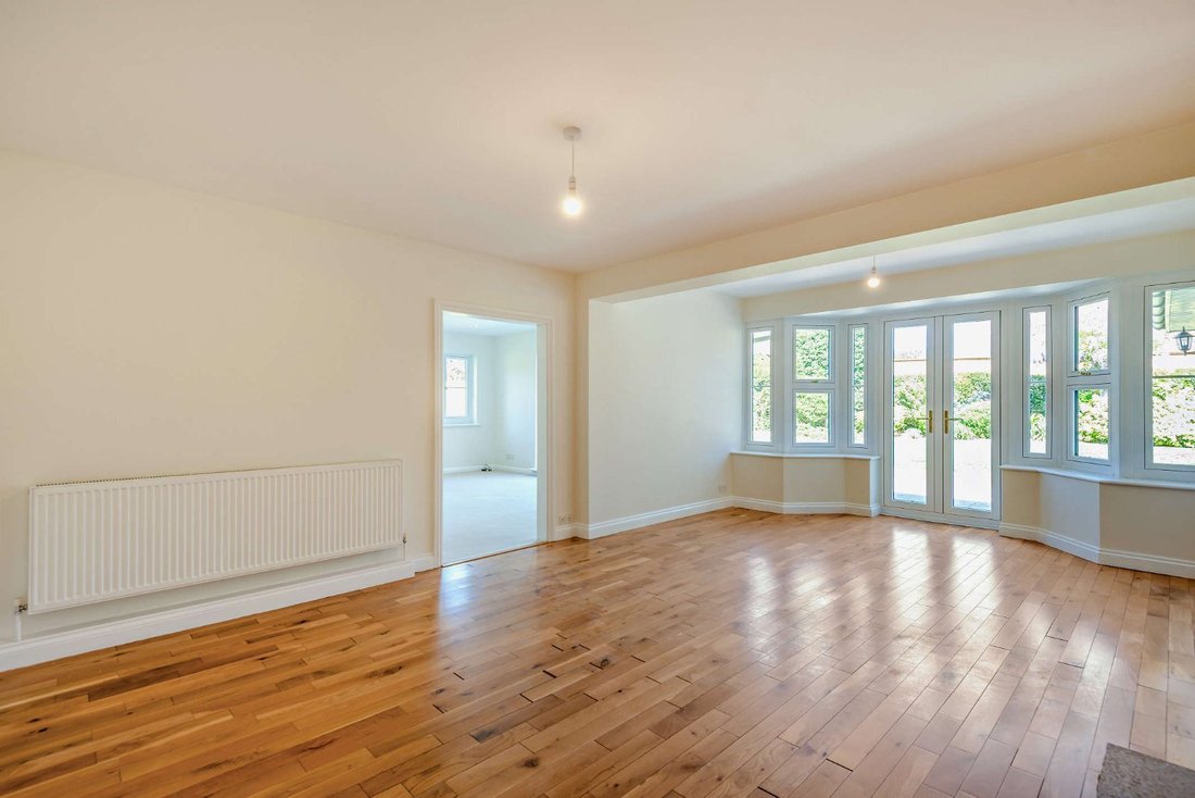 House in Woking, England 3 - 17956304