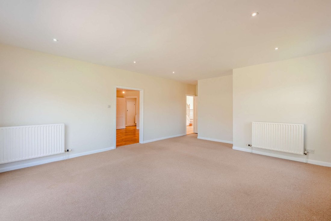 House in Woking, England 4 - 17956304