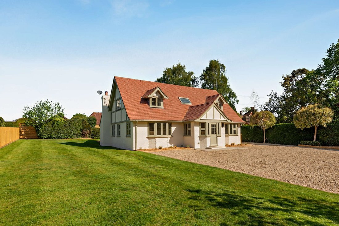 House in Woking, England 1 - 17956304