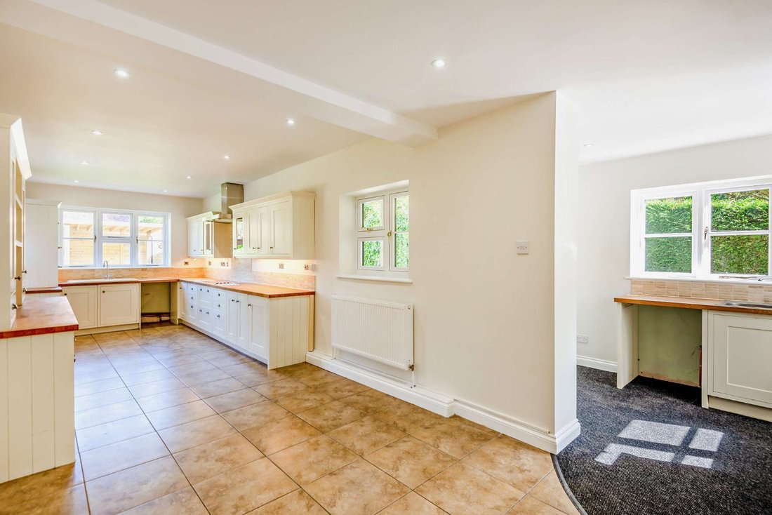 House in Woking, England 2 - 17956304
