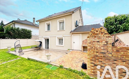 House in Bord de Marne, Champs-sur-Marne, France 1