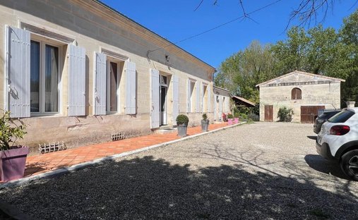 House in Saint-Denis-de-Pile, Nouvelle-Aquitaine, France 1