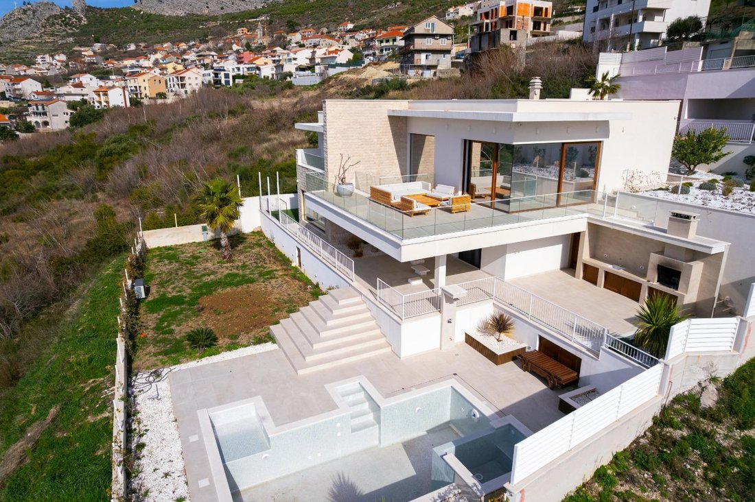 Villa in Kucine, Split-Dalmatia County, Croatia 1 - 17925344